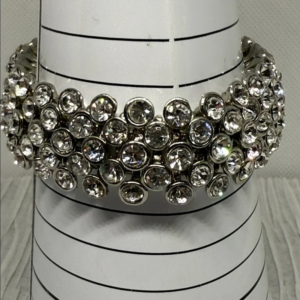 Elegant Silver tone bezel set rhinestone stretch Bracelet so pretty